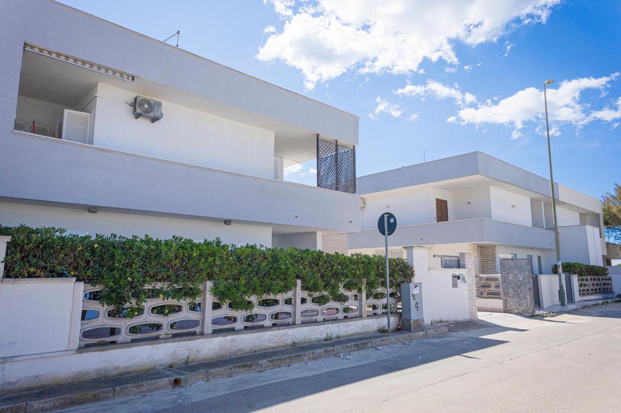 Torre Lapillo Apartment Sea View - Happy Rentals Порто Чезарео Екстериор снимка